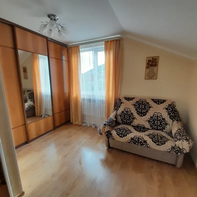 Отдельностоящий двухэтажный дом