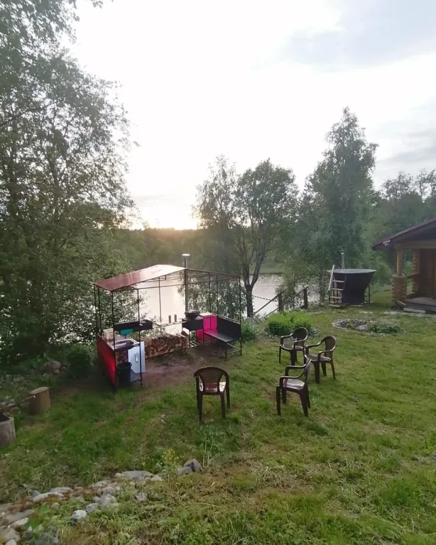 Деревянный дом, на берегу меличуярви, на краю леса в карельском селе