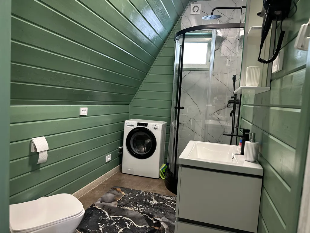 А-фрейм с видом на горы и лес