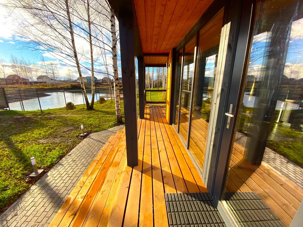 Дом Благодать у пруда с панорамными окнами