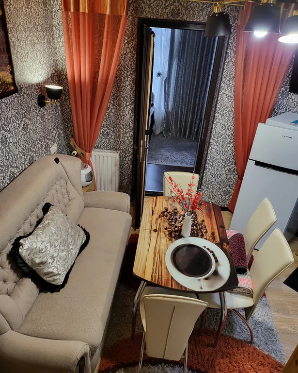 Семейный двухкомнатный апартамент с кухней и балконом