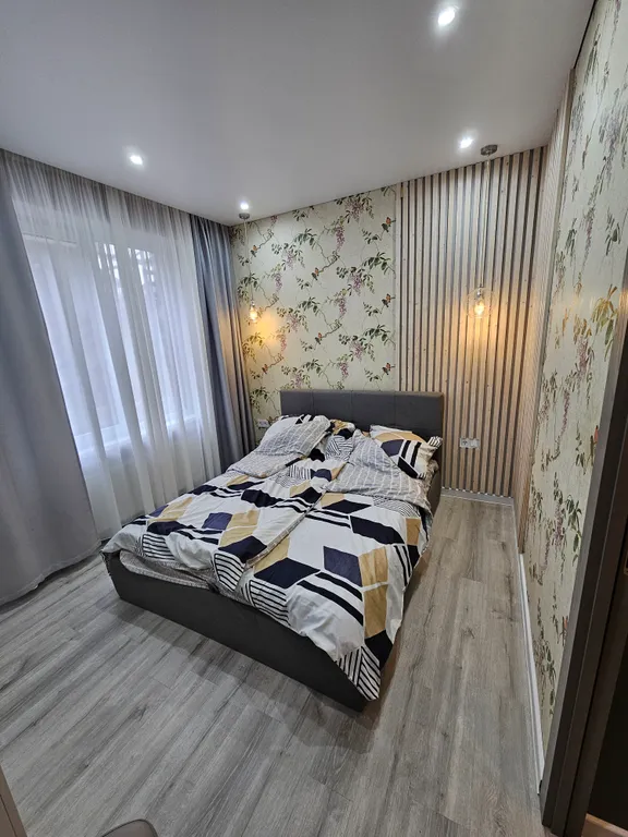 Новая 2-комнатная в центре с отдельной спальней и входом