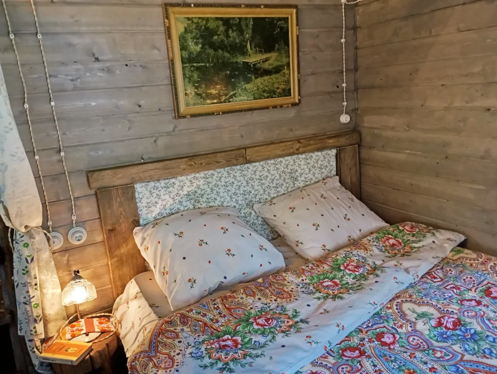 Изба с уютом детства, деревенский дом с баней и русским бытом