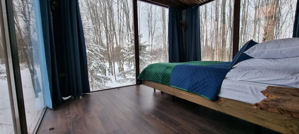 Стеклянный дом в лесу