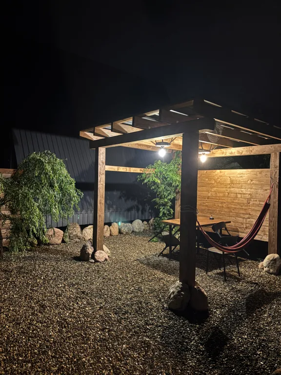 Дом А-фрейм с видом на горы и пруд