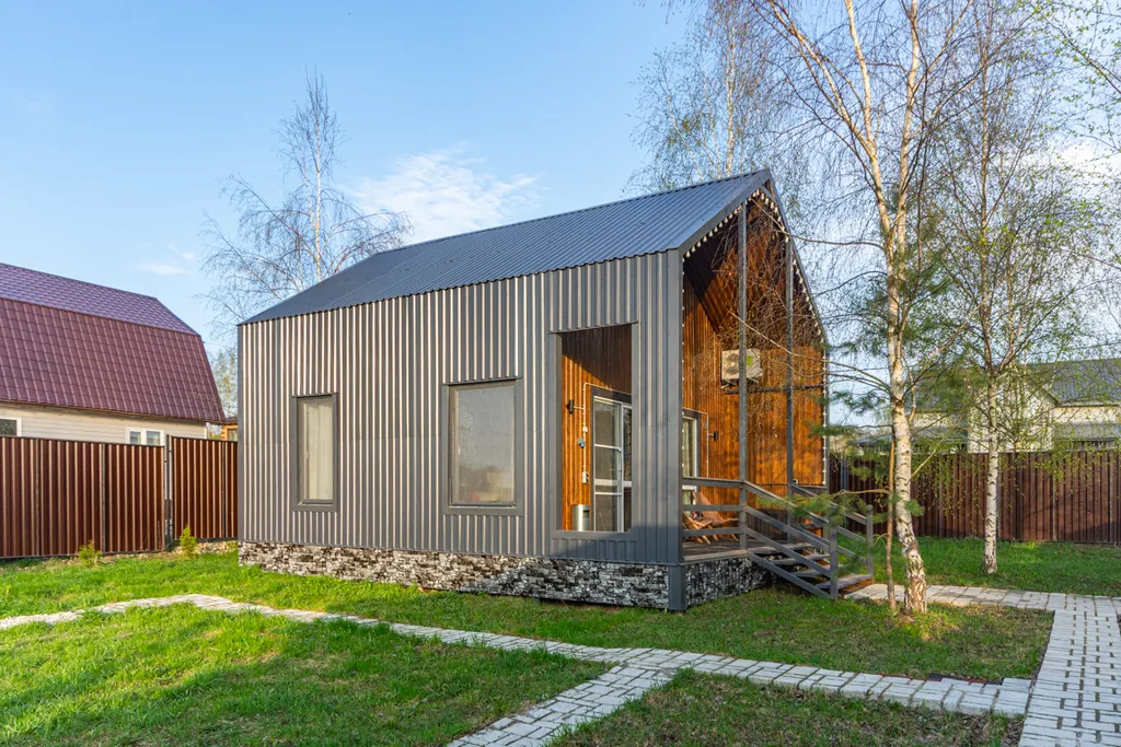 Дом с купелью и сауной, костровой зоной, мангалом и качелями