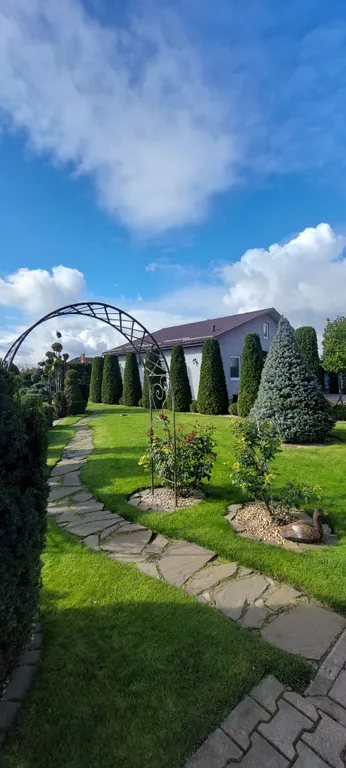 Уютный дом в черте города для комфортного отдыха в лесной местности