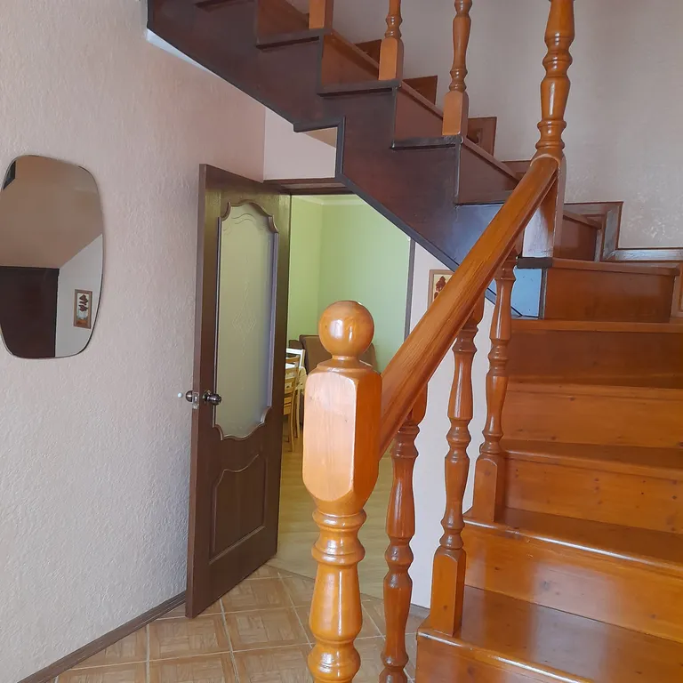 Отдельностоящий двухэтажный дом