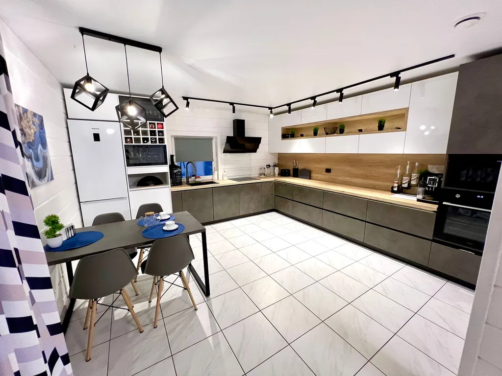 Дом и баня у реки