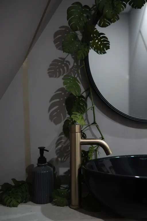 Дом с теплым бассейном на озере