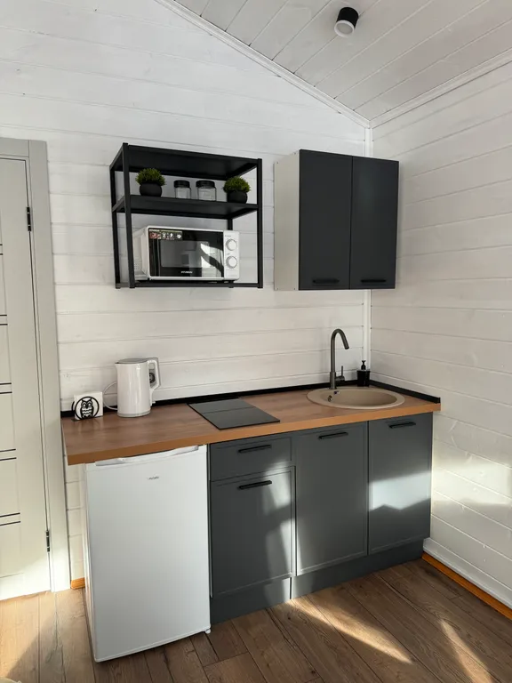 Домик барнхаус в дубовом лесу