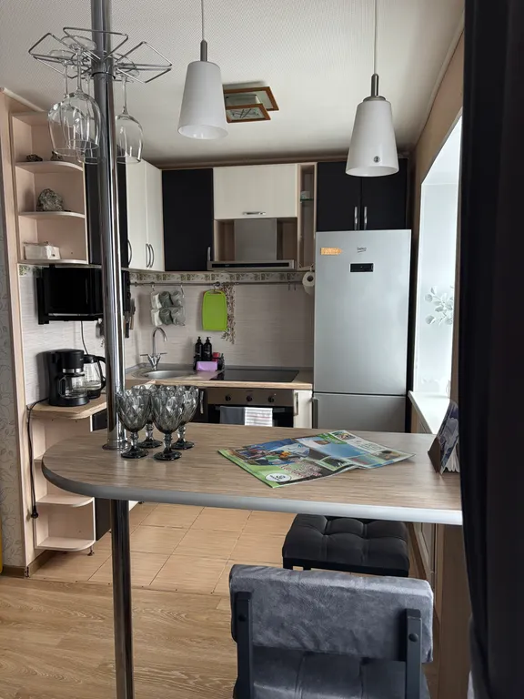 Уютная евротрешка с большой гостиной и двумя спальнями с видом на горы