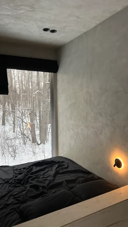 Премиальный дом с дизайнерским камином на дровах в лесу