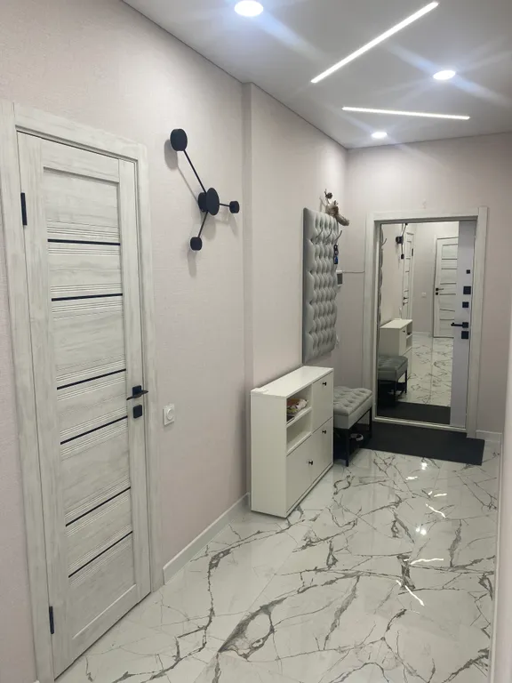 На берегу с видом на море