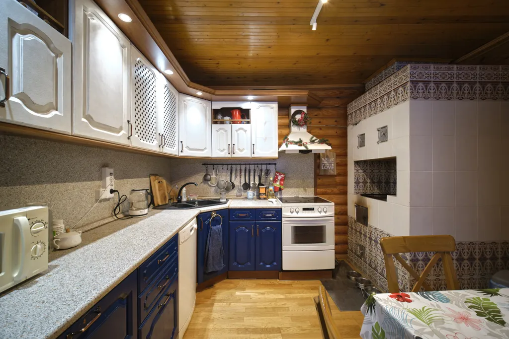 Уютный жилой зимний дом в сказочно живописном месте