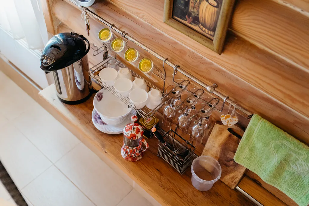 Уютный деревянный домик на берегу пруда с баней