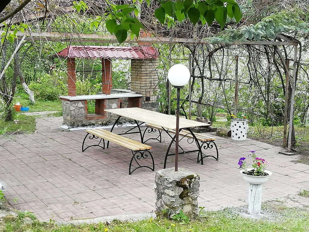 Большой дом на окраине деревни