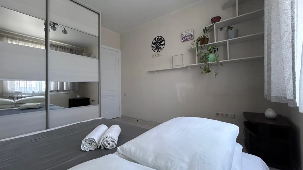 Современная трехкомнатная квартира с большой кухней