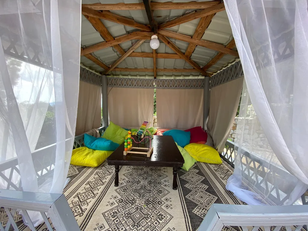 Вилла в сосновом бору с бассейном и видом на море и горы