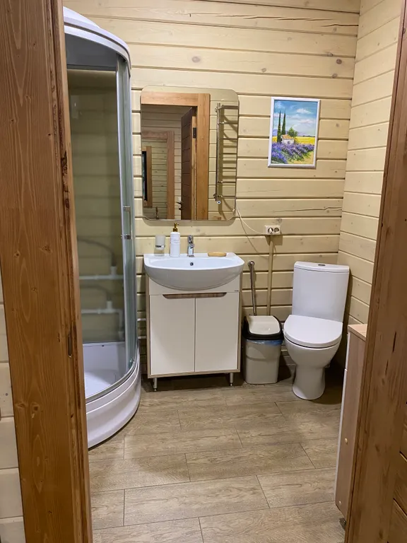 Уютный домик в лесу около реки