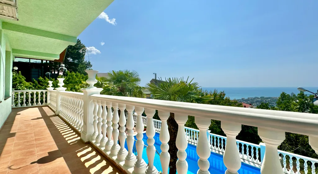 Дом с бассейном в Аутке