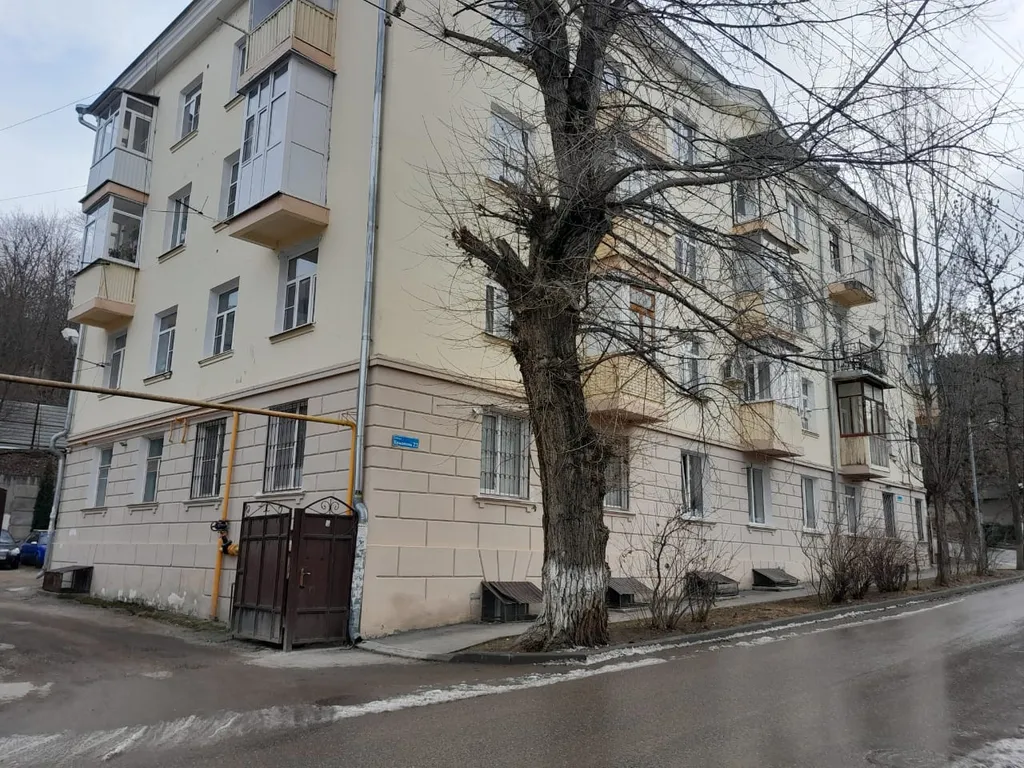 Домик в исторической части города у парка