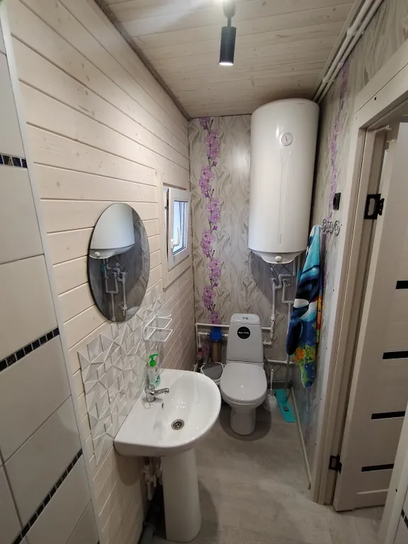 Небольшой уютный дом с асфальтированным подъездом