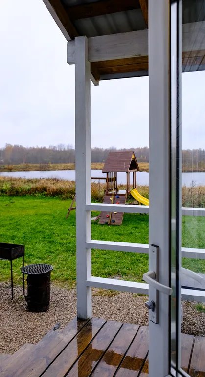 Уютный дом на берегу реки у водопада