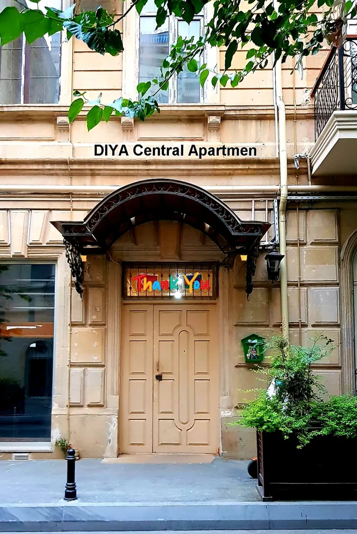 Апартаменты "DIYA" Central Apartment  расположены в старинном архитектурном здании постройки 1891 года. Исторический Центр города Баку,Азербайджан.