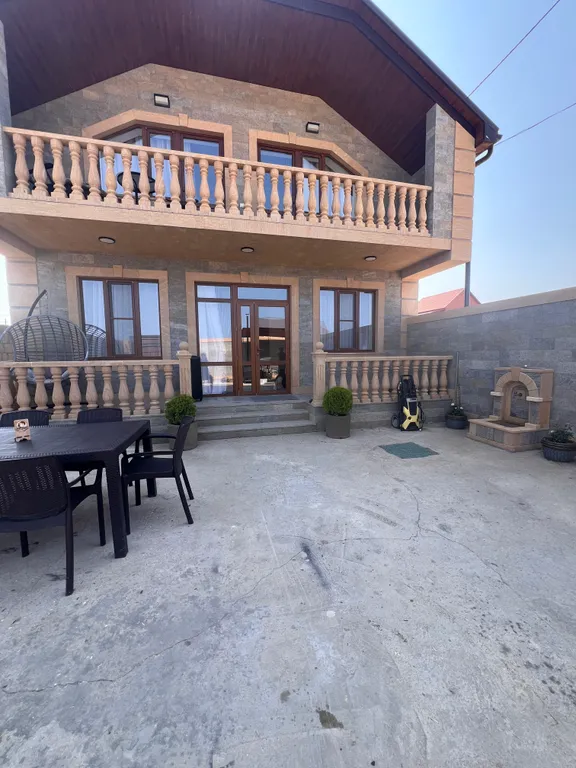 Новый двухэтажный дом на берегу моря, есть все необходимое