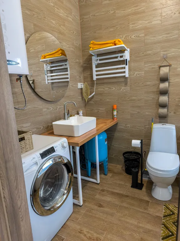 Дом шале с горячей купелью на террасе