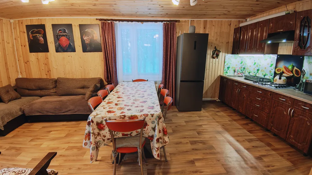 Коттедж Коттедж с баней, чаном и детской площадкой с батутом у озера, в бору — Ланино