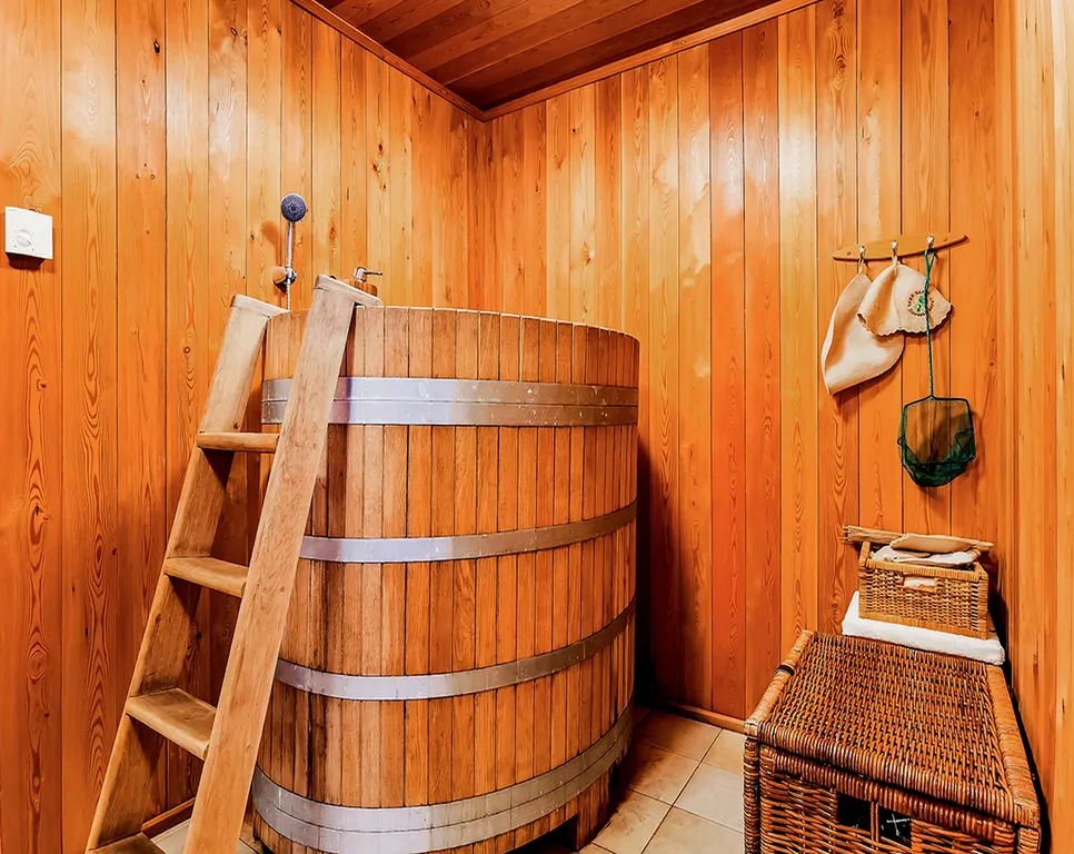 Уютный дом на берегу озера с тёплым бассейном на территории Порт Тихий