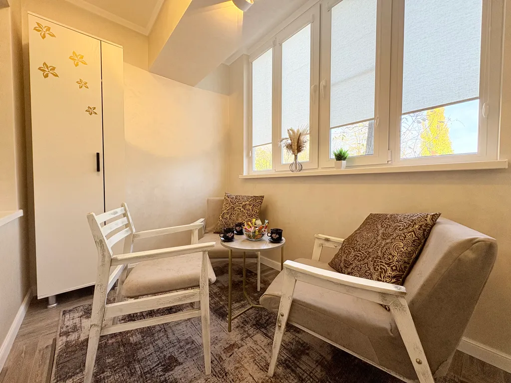 Стильная двухкомнатная квартира на проспекте Кирова со своей парковкой