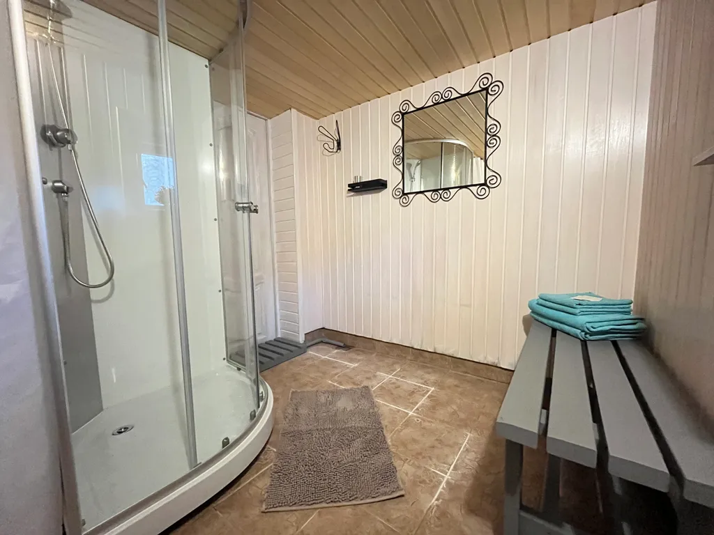 Коттедж Гостевой домик в Сосновом бору — Деревянное