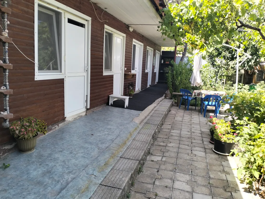 Комната-эконом с цветочным двориком в тихом районе