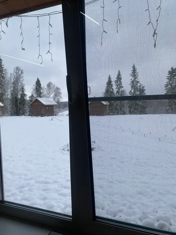 Домик на берегу реки