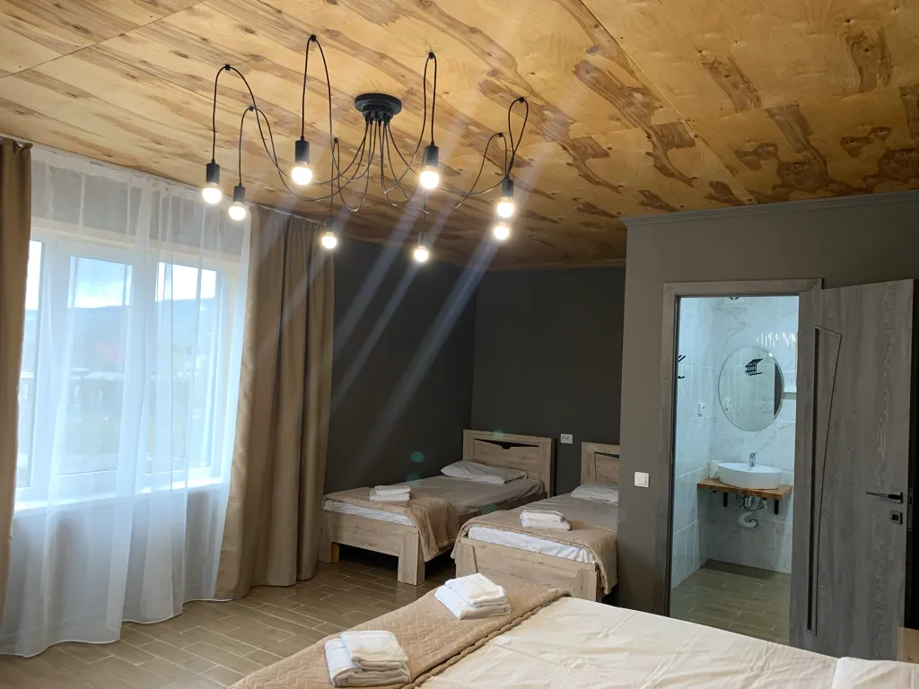 Дом на берегу реки с бассейном и видом