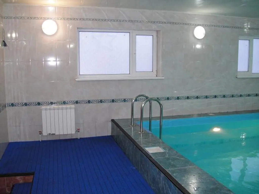 Коттедж Коттедж с большим бассейном — Черное