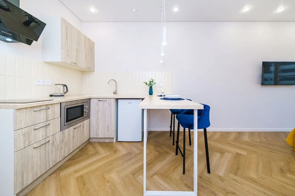 Дизайнерская светлая студия для 3 человек