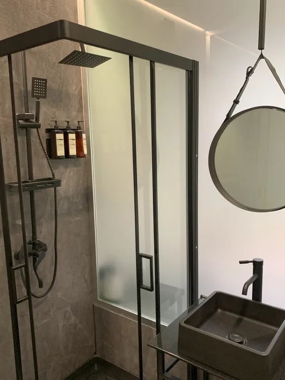 Зеркальный домик с видом на лес