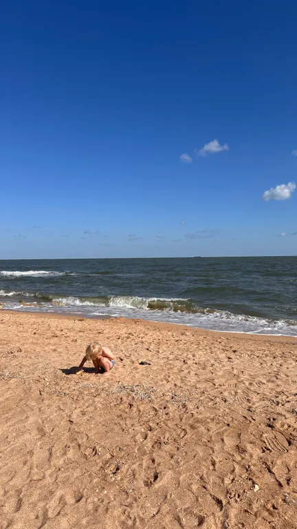 Благоустроенная комната в коттедже с двумя балконами и видом на море.