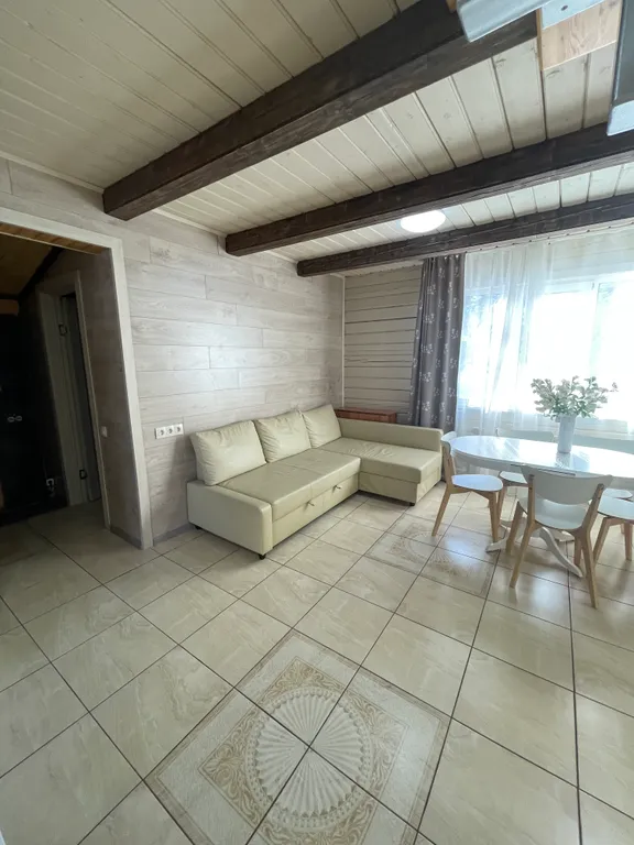 Небольшой уютный дом рядом с пихтовым лесом