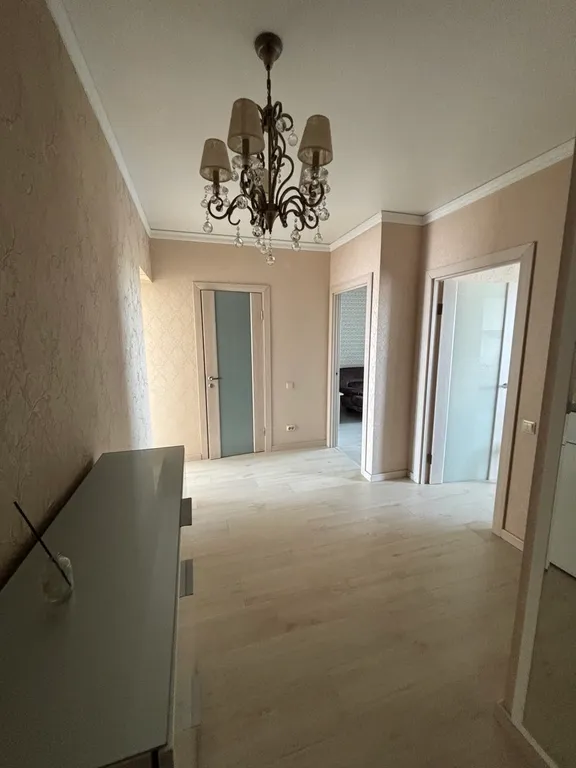 Светлая двухкомнатаная квартира с дизайнерским ремонтом рядом с центром города