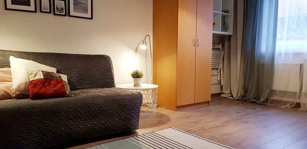 Уютная комната-студия у церкви на холме