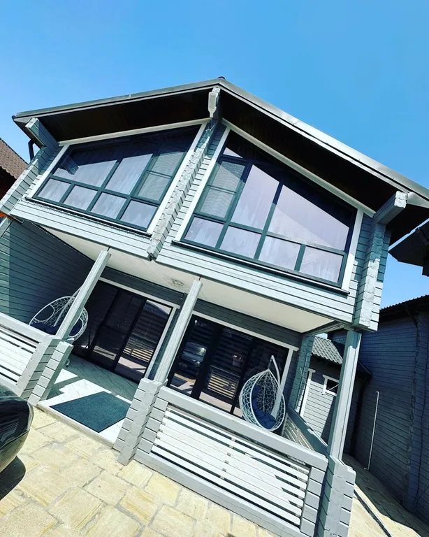 Уютный брусовый дом на берегу