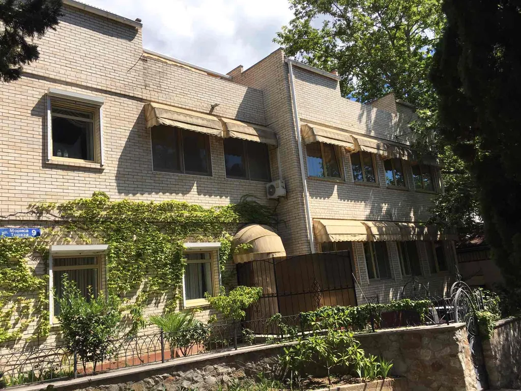 Дом на берегу моря в Ялте со своим двориком