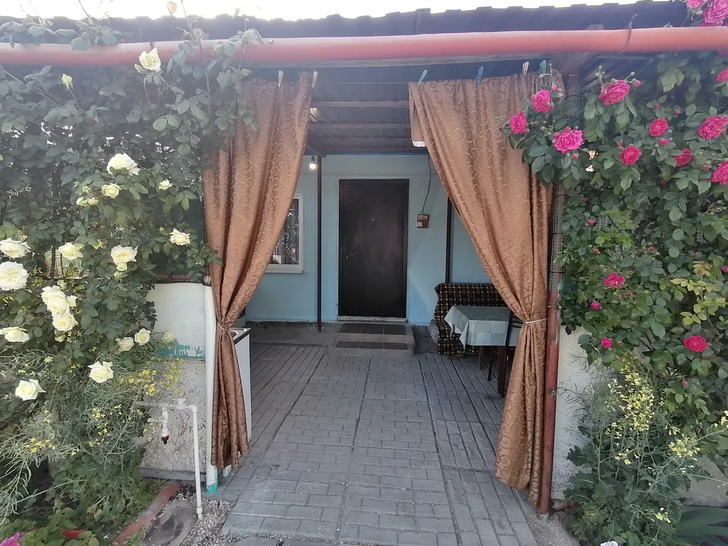 Отдельно стоящий уютный двух комнатный домик со всеми удобствами