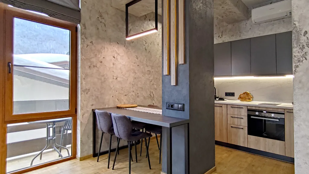 Современный красивый апартамент со спальней. Панорама на горы. Центр.