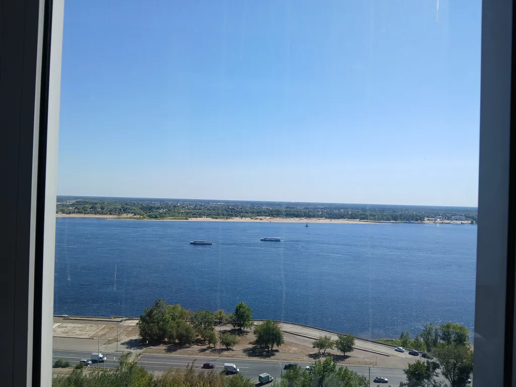 Жизнь с видом реку: огромная лоджия с панорамным остеклением в пол!